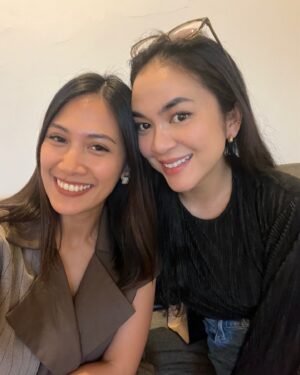 Annisa Pagih Instagram - Ngopi bareng mas @praburevolusi selalu seru, jalan-jalan melewati mutiverse, ngintip black hole and berakhir di digital realm 🤣✨ kalau bareng @ratunabilla ngobrolin soul searching lewat meditasi gak abis abis yaa 🫶🏻 ahhh jadi kangen siaran bareng! 🥹