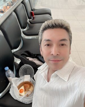 Anon Saisangcharn Instagram - นานๆจะได้ถ่ายรูปที่สุวรรณภูมิสักที แอ็คใหญ่ 🤣… คืองี้คับ เมื่อคืนมีคอนที่พัทลุงเล่นเสร็จได้นอนประมาณตี3 ตื่น06.00 เพื่อเก็บของอาบน้ำแต่งตัว เช็คเอาท์เริ่มเดินทางโดยรถออกจากโรงแรมที่พัทลุง เวลาที่ล้อหมุนคือ 08.00 มุ่งหน้าตรังเพื่อไปขึ้นเครื่องบิน 10.30 เดินทางกลับกทมลงที่สนามบินดอนเมืองรับกระเป๋าออกมา12.30 นั่งรถต่อจากดอนเมืองเพื่อไปขึ้นเครื่องที่สุวรรณภูมิ ก็คืนนี้มีไปคอนอุดรฯต่อ กำหนดเวลาบินคือ14.45 ระหว่างรอเครื่องขึ้น จึงเป็นเวลามื้อเช้าของปู ผู้หิวโหย ทั้งง่วง ทั้งหิว เรียกได้ว่าไม่ต้องขึ้นเครื่องก็ปลิวไปอุดรฯได้ แต่อย่าเลยเดี๋ยวไปติดหลังคาบ้านใคร เค้าจะหาว่าถ้ำมองย่องเบาแล้วจะโดนตื๊บเอา🤣🤣…เอาเป็นว่าคืนนี้เจอกันแน่นอนฮะโปรตุเกส เห้ย!! อุดรฯ จะไปยูโรซะแระ ร้านเพชรเกษม คืนนี้เจอกันค้าบ อุดรนะ อุดรธานีอะ