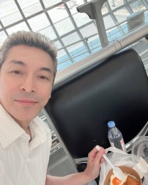 Anon Saisangcharn Instagram - นานๆจะได้ถ่ายรูปที่สุวรรณภูมิสักที แอ็คใหญ่ 🤣… คืองี้คับ เมื่อคืนมีคอนที่พัทลุงเล่นเสร็จได้นอนประมาณตี3 ตื่น06.00 เพื่อเก็บของอาบน้ำแต่งตัว เช็คเอาท์เริ่มเดินทางโดยรถออกจากโรงแรมที่พัทลุง เวลาที่ล้อหมุนคือ 08.00 มุ่งหน้าตรังเพื่อไปขึ้นเครื่องบิน 10.30 เดินทางกลับกทมลงที่สนามบินดอนเมืองรับกระเป๋าออกมา12.30 นั่งรถต่อจากดอนเมืองเพื่อไปขึ้นเครื่องที่สุวรรณภูมิ ก็คืนนี้มีไปคอนอุดรฯต่อ กำหนดเวลาบินคือ14.45 ระหว่างรอเครื่องขึ้น จึงเป็นเวลามื้อเช้าของปู ผู้หิวโหย ทั้งง่วง ทั้งหิว เรียกได้ว่าไม่ต้องขึ้นเครื่องก็ปลิวไปอุดรฯได้ แต่อย่าเลยเดี๋ยวไปติดหลังคาบ้านใคร เค้าจะหาว่าถ้ำมองย่องเบาแล้วจะโดนตื๊บเอา🤣🤣…เอาเป็นว่าคืนนี้เจอกันแน่นอนฮะโปรตุเกส เห้ย!! อุดรฯ จะไปยูโรซะแระ ร้านเพชรเกษม คืนนี้เจอกันค้าบ อุดรนะ อุดรธานีอะ