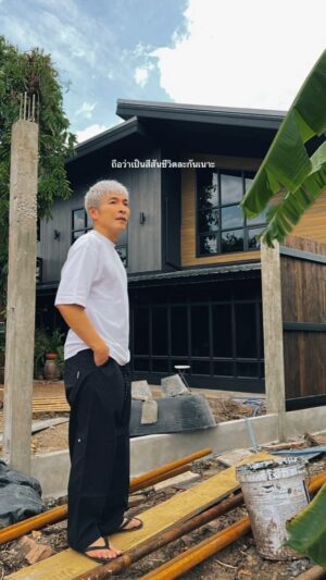Anon Saisangcharn Instagram - จะออกไปไหนได้ละเนี่ยช่วงนี้ ควบคุมการผลิตออกแบบดีไซน์เองทุกขั้นตอน…ถ้าไม่มีคอนต่างจังหวัด ก็ใช้นิ้วอยู่บ้านนี้แหละ ชี้เอานั่นนี่ไปเรื่อย😂😂…แค่ซ่อมหลังคาทำไมมาถึงขนาดนี้หล่ะเนี่ย…บานจ้าาา บาน…📌ยินดีรีวิวอุปกรณ์แต่งบ้านแต่งสวนพื้นอิฐหินดินทรายทุกชนิด😂🤣🥰📌