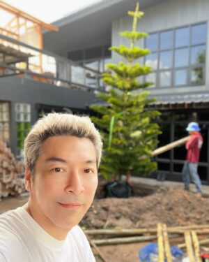Anon Saisangcharn Instagram - ซินเดอเรลล่าเพศชายชัดๆ …ตอนกลางคืนเป็นศิลปิน ตอนเช้าเป็นผู้รับเหมา…นอนตี4 เจ็ดโมงเช้า “เอาต้นไม้มาส่งคับ” …สภาพ😴😅😴