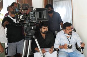 Anoop Menon Instagram - A terrific team to work with..kannan and ravichandran on the sets of VARAAL.