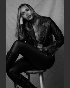 Anouchka Henchoz Instagram - A toi qui voit toute la vie en noir ou blanc. Qui veut créer des camps et séparer. A toi aussi qui veut pourrir tous mes posts, je t’en mets un exprès pour que tu puisses déverser ce que tu as à déverser. D’ailleurs à la base je voulais balancer les messages de rageux qui nous traitent de raciste, qui espèrent que ma grand-mère ira en enfer et encore je vous épargne les plus violents. Mais en fait non…. Je ne vais pas donner encore plus de caviar au cochon. Mais pour éviter que les gens viennent encore m’écrire sous mes photos «hey regarde tu as vu l’émission » oui j’ai vu. Enfin si on peut appeler ça une émission car @rtiofficiel et @cmidirti ne peuvent pas être des professionnels c’est impossible. Pas quand on laisse une femme propager autant de mensonges sans avoir vérifié les sources. Pas quand on prend le contenu privé d’une personne pour l’afficher ainsi. Divulguer son nom complet et dérouler le fil de sa vie. Sans son consentement et sans lui avoir demandé son avis. Car ils ont menti sur le plateau JAMAIS je n’ai eu de contact avec vous. Alors sortez-moi les preuves pour le tribunal. Et surtout depuis, je vous écris de partout, même votre chroniqueur @momosanogo me suivait et toujours aucune nouvelle de vous. C’est une honte. Mais les msgs passés en stories résument déjà l’histoire. Je rajouterai uniquement ceci: Non je n’ai pas honte de pleurer. Non je n’ai pas honte d’être épuisée de tout ça. Ni d’être en colère après tant d’injustice et de calomnie. C’est pas aux victimes d’avoir honte. Et je ne me laisserai plus faire. J’ai été soumise pendant 29ans et cette année j’avais décidé d’enfin sortir des secrets. Et vous m’avez enlevé à nouveau ma vérité, ma vie. Alors vous pouvez bien venir me donner vos leçons de morale et me dire ce qui est juste ou non après ça… j’en ai plus rien à faire. J’ai enfin vu le vrai visage des gens et que je pourrai tout faire on me voudra du mal alors autant être qui je suis vraiment et kiffer ma vie. Et surtout JAMAIS JE NE VAIS CÉDER A LA PRESSION ni sombrer dans la haine plutôt que l’Amour. C’est certainement un test de la Vie. Je vais me relever, comme d’hab et plus me détourner de ce passé qui est juste un sac de noeud