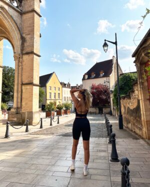 Anouchka Henchoz Instagram - Quand j’essaie de faire l’insta fit girl dans mon ensemble @bloomingvibesfashion 🤭
Que vous fassiez du sport ou que vous vouliez des habits comfortables pour la vie de tous les jours. De qualité 🇨🇭 et bien c’est sur leur site que ça se trouve 😘
.
Merci à ma manager qui fait aussi photographe @helene_bdn_ ainsi qu’à notre @jiji182 nationale 🫶🏽
.
#instafit #fitgirl #fitness #fitoutfit #instafit #swissquality #fitclothing