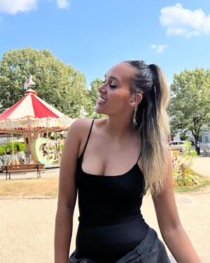 Anouchka Henchoz Instagram - Quand j’essaie de faire l’insta fit girl dans mon ensemble @bloomingvibesfashion 🤭
Que vous fassiez du sport ou que vous vouliez des habits comfortables pour la vie de tous les jours. De qualité 🇨🇭 et bien c’est sur leur site que ça se trouve 😘
.
Merci à ma manager qui fait aussi photographe @helene_bdn_ ainsi qu’à notre @jiji182 nationale 🫶🏽
.
#instafit #fitgirl #fitness #fitoutfit #instafit #swissquality #fitclothing