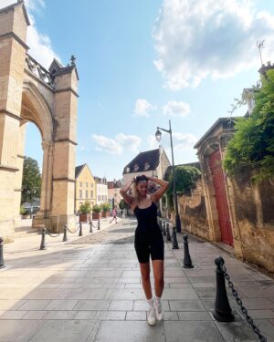 Anouchka Henchoz Instagram - Quand j’essaie de faire l’insta fit girl dans mon ensemble @bloomingvibesfashion 🤭
Que vous fassiez du sport ou que vous vouliez des habits comfortables pour la vie de tous les jours. De qualité 🇨🇭 et bien c’est sur leur site que ça se trouve 😘
.
Merci à ma manager qui fait aussi photographe @helene_bdn_ ainsi qu’à notre @jiji182 nationale 🫶🏽
.
#instafit #fitgirl #fitness #fitoutfit #instafit #swissquality #fitclothing