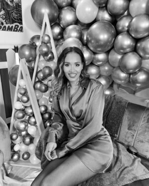 Anouchka Henchoz Instagram - À toi qui lira ça… pas de résumé de mon année 2023 avec mes victoires. Car ce serait trop dommage de ne pas montrer tous mes échecs. Et il paraît que ces derniers passent mal sur les réseaux… J’aimerai montrer la vraie vie. Ma vérité, alors voici un florilège de toutes mes émotions en quelques heures. Quelques jours. Quelques mois. Des demi sourires, des sourires figés, des sourires sincères et parfois aucun sourire. Merci à cette année de surprises, bonnes comme mauvaises. De rencontres si riches. D’apprentissage 🙏🏽 et hâte de voir la suite 🫣✨