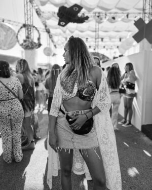 Anouchka Henchoz Instagram - 🕊️☮️ @lebaldesfous ✌🏽🌈Merci les festivals de me faire aimer l’été 🥵
#woodstock #festival #fest #vacation #cotedazur #southoffrance #peaceandlove