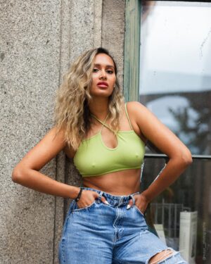 Anouchka Henchoz Instagram - J’ai la chance de ne pas avoir à prouver que je suis une femme, ce qui n’est pas le cas pour toutes encore hélas. Mais je dois toujours prouver plein de choses à la société, encore en 2024. En cette journée internationale DES DROITS de la femme, j’aimerai rappeler qu’on a pas besoin d’une journée pour nous vénérer ou rappeler notre existence. Nous sommes. Mais nous avons encore besoin d’une journée pour rappeler les nombreux droits pas encore obtenus. Alors non, je ne veux pas de vos fleurs 🌸 Ce que je souhaite c’est juste un jour où nous serons tous égaux… qu’importe notre genre, notre couleur, notre religion ou notre sexualité ✨ 

merci @maya__photographie pour ces clichés de mes différents mood 

✨
#journeeinternationaledesdroitsdesfemmes #droitdesfemmes #egalite #equity #feminism #humanism #blm #lgbt #feminist #feministe #humanisme #humainrights #feminineenergy #feminine #freedom