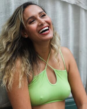 Anouchka Henchoz Instagram - J’ai la chance de ne pas avoir à prouver que je suis une femme, ce qui n’est pas le cas pour toutes encore hélas. Mais je dois toujours prouver plein de choses à la société, encore en 2024. En cette journée internationale DES DROITS de la femme, j’aimerai rappeler qu’on a pas besoin d’une journée pour nous vénérer ou rappeler notre existence. Nous sommes. Mais nous avons encore besoin d’une journée pour rappeler les nombreux droits pas encore obtenus. Alors non, je ne veux pas de vos fleurs 🌸 Ce que je souhaite c’est juste un jour où nous serons tous égaux… qu’importe notre genre, notre couleur, notre religion ou notre sexualité ✨ 

merci @maya__photographie pour ces clichés de mes différents mood 

✨
#journeeinternationaledesdroitsdesfemmes #droitdesfemmes #egalite #equity #feminism #humanism #blm #lgbt #feminist #feministe #humanisme #humainrights #feminineenergy #feminine #freedom