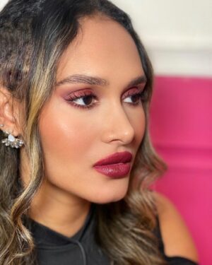 Anouchka Henchoz Instagram - Merci à #AJA et toute l’équipe qui a pu me changer les idées. Entourez-vous des bonnes personnes, VOUS décidez de qui vous voulez dans VOS vies. On est pas des poupées de cire (malgré le makeup incr de @sandranaccache_hair_makeup 😘) on est des humains LIBRES 🕊️