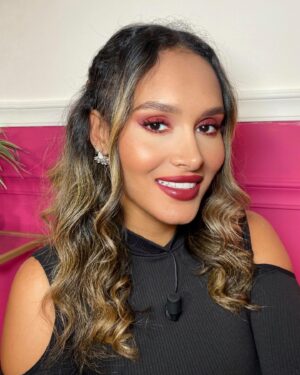 Anouchka Henchoz Instagram - Merci à #AJA et toute l’équipe qui a pu me changer les idées. Entourez-vous des bonnes personnes, VOUS décidez de qui vous voulez dans VOS vies. On est pas des poupées de cire (malgré le makeup incr de @sandranaccache_hair_makeup 😘) on est des humains LIBRES 🕊️