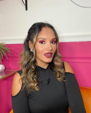 Anouchka Henchoz Instagram - Merci à #AJA et toute l’équipe qui a pu me changer les idées. Entourez-vous des bonnes personnes, VOUS décidez de qui vous voulez dans VOS vies. On est pas des poupées de cire (malgré le makeup incr de @sandranaccache_hair_makeup 😘) on est des humains LIBRES 🕊️