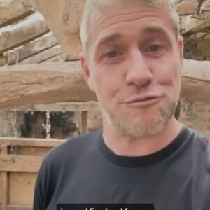 Ant Anstead Instagram - Let’s step outside the comfort zone shall we…

Cars…. I can do.
Homes….. well…… I guess we’re about to find out!

The secret is out the bag. I have a new show coming out on @discoveryplusuk and @questtv where I find, fix and flip some classic cars (hopefully) putting the profit into the piece of British heritage! A 500 year old farmhouse I’m renovating at the same time! 

And I thought cars were unpredictable 😳🤯 

“Ant Anstead The Naked Mechanic” x