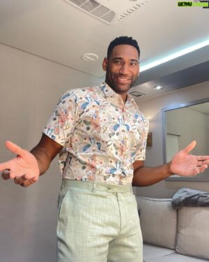 Anthony Alabi Instagram - One of the best parts of our show is our wardrobe. I truly enjoy getting dressed to film every week. @thekeishastewartexperience is the one who brought us all to life with her beautiful choices for our wardrobe. I’m so grateful to her and her team for all the hard work they do. Thank you and I love you! 🙏🏾😘#trailerphotoshoot #finalseason #season3 #grateful 

#familyreunion #netflix #wardrobe #style #stylist #suits #shoes #clothes #fashion #swag #vibes #tv #show #color