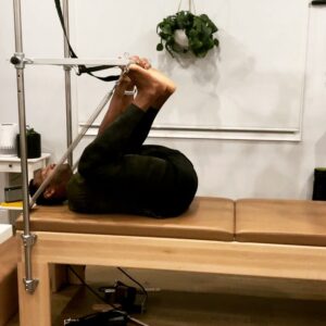 Anthony Alabi Instagram - I want to thank ME. I want to thank ME, for all the early mornings. I want to thank ME for twisting this long ass body into a pretzel. I want to thank ME for the patience of doing this holistic hippi shit. Just kidding, I could never do this alone. Thank you @bare_pilates for everything you do to keep me athletic. I love you! 

#balancebody #actor #actorslife #pilates #menddopilates #reformerpilates #rtc #athlete #lululemon #bose
