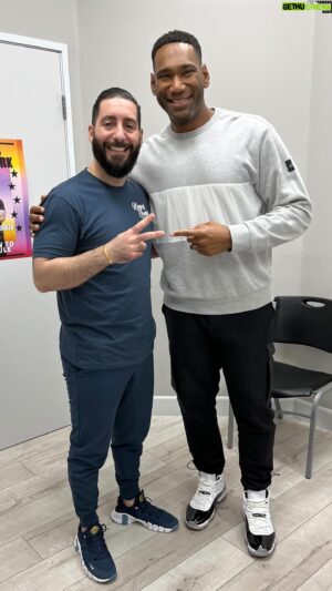 Anthony Alabi Instagram - Such a fun session with @anthonyalabiofficial 🙌 His spine was ready, ready!

#kingofcracks #chiropractor #asmrvideo #satisfyingvideos #trendingreels #viralreels #netflix