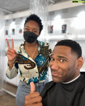 Anthony Alabi Instagram - It’s Sunday!!! And the McKellans are back in church! Shot an amazing episode this week. Can’t wait for you guys to see it!

@netflix @netflixfamily @strongblacklead #familyreunion #netflix #actor #sunday