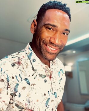 Anthony Alabi Instagram - One of the best parts of our show is our wardrobe. I truly enjoy getting dressed to film every week. @thekeishastewartexperience is the one who brought us all to life with her beautiful choices for our wardrobe. I’m so grateful to her and her team for all the hard work they do. Thank you and I love you! 🙏🏾😘#trailerphotoshoot #finalseason #season3 #grateful 

#familyreunion #netflix #wardrobe #style #stylist #suits #shoes #clothes #fashion #swag #vibes #tv #show #color