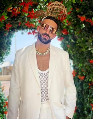 Anthony Alcaraz Instagram - Quel clip incroyable !! Quel plaisir de tourner la ou j’ai grandi !! Love You all ❤️‍🔥 Sur La Piste & Côte D’azur Coming soon Be Ready 🕊