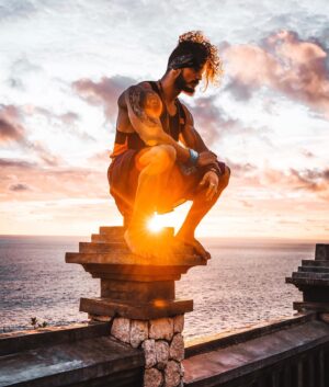 Anthony Amar Instagram - Depuis quelque jours , je refais le monde dans ma tête... je me demande ce que j’ai pu apporter aux gens qui ont croisé ma route. Ma rencontre dans leur vie a t’elle impacté cette dernière ?

Je veux que chaque rencontre ait un sens profond, que chaque sourire, chaque parole, chaque geste soit emprunt de bonté et d’amour. Je suis une âme à la recherche d’autres âmes ... je n’aime pas comme tout le monde, j’aime sans compter , j’aime sans jamais vouloir posséder, j’aime sans limite de temps et sans barrière. J’aime ce monde, j’aime cette nature, j’aime ces paysages , j’aime cette vie pleine de surprises et de leçons.

J’aimerai parfois qu’on m’aime de la même façon , sans chercher à me posséder ou sans chercher à me juger... je suis une âme sauvage, libre, et imprévisible mais mon amour est toujours égal à lui même DÉMESURÉ , SINCÈRE ET INALTÉRABLE.

A trop vouloir l’amour des autres , on finit par oublier de s’aimer.... on veut toujours aimer son prochain a défaut d’apprendre à s’aimer. On pardonne presque toujours les autres mais on est incapable de le faire pour soi.

On a très souvent peur d’être seul face à soi même alors qu’en réalité c’est la seule présence dont nous avons réellement besoin.

Si vous voulez changer le monde extérieur ... vous devez commencer par changer le monde à l’intérieur de vous.

Si vous changez votre façon de voir les choses, les choses que vous voyez changent.

le changement doit d’abord venir de l’intérieur.

Et Si ce changement est suffisamment puissant, il prendra de l’ampleur pour affecter l’humanité tout entière.