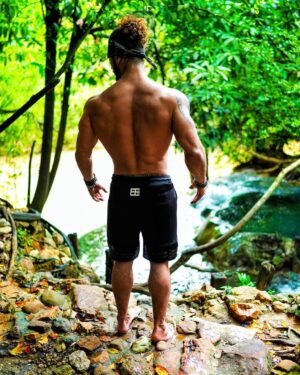 Anthony Amar Instagram - WILD 🐾🧝🏻‍♂️
Ne soyez pas impressionné par l’Argent, Les likes, les followers, les sponsors, le Lifestyle, ou toutes ces choses que vous pouvez observer quotidiennement sur les réseaux sociaux.... ne vous laissez pas MATRIXER... cela ne vous définit pas en tant qu’HUMAIN.
.
Soyez impressionné et touché par la gentillesse, l’humilité, la tolérance, et l’intégrité. Inspirez vous de ceux  qui font de vous une meilleure personne 🙏🏻 #Blessed
.
Mettez de côté les personnes négatives et opportunistes.... mieux vos êtres SEUL QUE MAL ACCOMPAGNÉ 👌🏻
•
Qu’est ce qui vous inspires chez moi #LaMilf ? Soyez franc.... vous pouvez dire RIEN ....je vous en voudrai pas 😁
.
j’attends vos réponses #AARMY
👇🏻👇🏻👇🏻