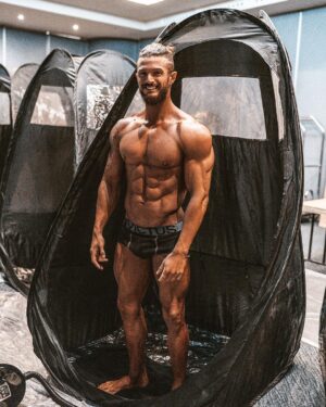 Anthony Amar Instagram - Décrivez cette photo en quelques mots
Que vous inspire-t-elle ? 
Malgré les coups durs J’arbore un large sourire sachant que vous connaissez un peu mon histoire pour revenir à ce niveau. .

#shape #smile #happy #gainz #gains #fitness #body #bodytransformation #bodygoals #bodypositive #diet #shred #shredded #abs #goal #npc #vikingstyle #vikings