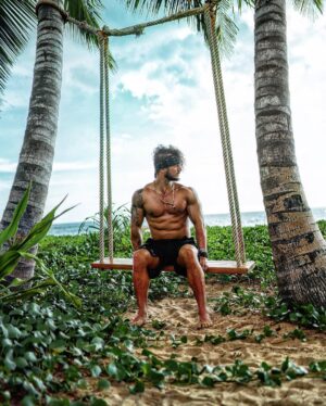 Anthony Amar Instagram - Décrivez cette photo de la manière la plus simple et spontanée possible ou en un emoji de votre choix.... soyez originaux 🌎 Je passerai sur vos profils et vous donnerez de la force 💪🏻
__
Cette année je vais voyager plus que jamais et créer du contenu de grande qualité que je partagerai avec vous....un de mes objectifs est de pouvoir commencer à vivre de la photo & vidéo ( en tant que modèle et Photographe / Videaste ) car ce métier me passionne vraiment.
__
Travailler dur, M’entraîner, Remonter sur scène, Voyager, Partager, VIVRE....et m’accomplir voilà ce qui m’anime. Si vous êtes sur la même longueur d’ondes suivez moi car vous allez être servi 😉🔥
__
#bababeachclub #thailand #kohphihi #fitness #bloggerstyle #phuket #babavibe #motivation #destination_wild 
__
Residence at Baba Beach club Phuket
@bababeachclub  @bababeachclub.phuket