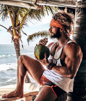 Anthony Amar Instagram - 🏝 LE MOMENT PRÉSENT

Ce que tu fais aujourd’hui est très important car tu échanges UN JOUR DE TA VIE pour ça...Le temps est précieux, on ne sait pas combien de temps nous avons devant nous alors FAIS EN SORTE QUE CHAQUE JOUR COMPTE et d’être reconnaissant.
.
Apprécie et chéri tout les moments, saisi toutes les expériences que tu peux parce qu’un jour tu n’auras peut être plus cette chance. PROFITES DU MOMENT PRÉSENT car on ne le vit qu’une fois. Dans ces moments de crises profitez-en pour vous rendre compte de la chance que nous avons, c’est le moment où jamais d’investir en vous même, de méditer, de lire, d’acquérir de nouvelles compétences.

C’est également le moment de VOUS CONNAÎTRE RÉELLEMENT ainsi que votre conjoint(e) profitez de cette période pour vous poser les bonnes questions. Êtes vous heureux dans votre vie ? Êtes vous heureux dans votre travail, êtes vous heureux dans votre couple ? Si toutes ces questions trouvent un NON comme réponse vous savez ce qu’il vous reste à faire 🙂 Prenez des décisions qui vous rendront HEUREUX et faite vous la promesse de ne plus perdre une seule seconde. de profiter intensément de cette chance que nous avons pour faire le POINT AVEC NOUS MÊME.

VOUS avez le pouvoir de vivre une vie que vous avez choisi et d’être HEUREUX....ou de subir la vie que vous avez laissé les autres choisir pour vous à cause de vos peurs, de votre manque de confiance et de vos fausses croyances (concernant l’argent, la sécurité ou autre) ...en continuant inlassablement de chercher la chose qui vous fait vous sentir VIVANT et RECONNAISSANT... cette chose s’appelle la LIBERTÉ ( l’amour de ce que vous êtes et ce que vous faites ) et cela n’a pas de prix.

Qui est d’accord avec moi !?
.
.
PS: ELLE EST PAS MAL LA PHOTO NON ?
