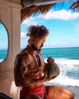 Anthony Amar Instagram - Bali was magical 🥥🏝
Et dire que j’ai failli louper cette expérience incroyable pour la #NPC à Nice qui a finalement été annulé.

Je me suis fait critiquer et j’ai entendu dire « ah ba il prend sa prépa vachement au sérieux ».... ba devinez quoi.... ces personnes là je m’en branle de leur avis et OUI je suis parti , oui J’ai pris un risque ET PUTIN que j’ai eu raison de le faire.

J’ai vécu des moments inoubliables, j’ai fait de très belles rencontres, j’ai vécu selon MES CHOIX ET SUIVI MON INSTINCT et ça a payé.... j’ai affiché mon meilleur physique en vacance et pour la compétition, j’ai gagné mon séjour tout frais payé et j’ai kiffé.... Tout ça pour vous dire, FAITE VOUS CONFIANCE, écoutez pas les gens, écoutez pas les personnes qui vous freinent, en réalité vous avez déjà toutes les réponses à l’intérieur de vous alors quand vous demandez l’avis à quelqu’un vous cherchez simplement un avis qui confirme le votre mais bien souvent c’est l’effet inverse qui se produit. Vous savez quoi ON S’EN BALEKOUILLE de ce que les autres vont penser de vos choix , ASSUMEZ LES et vivez INTENSÉMENT.

Voilà voilà, maintenant que j’ai dit tout ça je vais réserver mon prochain voyage 🧳

Ps: mon contenu va (RE)devenir plus LIFESTYLE & TRAVEL ✈️ Bonne journée #LaMilf #AARMY

#sun #bali #canggu #bali🌴 #baliindonesia #balibody #baligasm #balilocal @labrisabali #labrisa #labrisabali #canggulife #canggucommunity #canggufood #cangguvibes #travel #sea #curly #blogger #travelblogger 📸: @tjcarbone