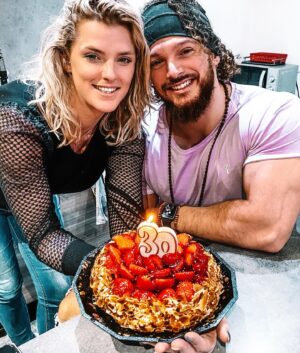 Anthony Amar Instagram - 𝙃𝙖𝙥𝙥𝙮 𝘽𝙞𝙧𝙩𝙝𝙙𝙖𝙮 30 years 𝙩𝙤 𝙢𝙮 𝙎𝙞𝙨𝙩𝙚𝙧 ❤️ I love you more than everything on earth @jessyamar_

Did you see the difference ? More than 10 years of evolution