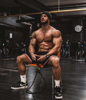 Anthony Amar Instagram - 𝙌𝙐𝙀𝙇𝙇𝙀 𝙀𝙎𝙏 𝙏𝙊𝙉 𝙀𝙓𝘾𝙐𝙎𝙀 ?

Ma mère est malade depuis plusieurs années et sa condition physique se détériore chaque jour.

Mon père a été emprisonné les 3/4 de sa vie et ne m’a jamais aidé. Il est décédé depuis plusieurs année maintenant.

Mon « EX beau père » m’a anéanti physiquement et psychologiquement quand j’étais enfant.

J’ai travaillé à l’âge de 16 ans pour soulager ma mère financièrement.

J’ai vécu de petits boulots et vécu dans des endroits où même les prostitués ne mettaient pas les pieds.

J’ai perdu mon Oncle le plus proche récemment ainsi que de nombreux membres de ma famille et des amis chers.

J’ai tenté des milliers de choses qui n’ont pas aboutie

J’ai été exposé à des millions de Français via les émissions que j’ai pu faire et donc à des millions de critiques également. Allant de la simple insulte aux menace de mort après mon Koh Lanta pour un vote.

J’ai été rabaissé par toutes les personnes qui faisaient de la compétition IFBB ou autres lors de ma première compétition et les suivantes.

Quand j’entre dans une pièce , pour les gens je suis forcément «  un mec d’Insta, ou de Tv, ou un Mec chargé et où un QUEUTAR sans avenir » qui ne pourra pas avoir d’enfant ou mourra d’un cancer ( et j’en passe)

BREF, malgré toutes ces épreuves JE SAIS QUI JE SUIS.

J’AI ENDURÉ ça pour être l’homme que je suis aujourd’hui.

Celui qui a voyagé dans une trentaines de pays, celui qui a pu tourner au cinéma ( quelques jours), qui a fait de la TV, celui qui a fait des podiums internationaux, celui qui a entraîné et s’est entraîné avec des célébrités, celui qui a peut être inspiré quelques personnes à surpasser leur condition de vie, leur condition social et leurs excuses. Celui qui a appris à transformer chaque « échec » en OPPORTUNITÉ.

Je suis également celui qui a côtoyé et fait des grands influencers de ce milieu des AMIS. Celui qui a défié les codes avec ses abdos asymétriques, sa crinière et sa grande gueule. CELUI pour qui rien n’est impossible car il n’écoute pas ses détracteurs mais qui suit son coeur.

à 33 ans je suis encore là et je suis pas prêt d’ABANDONNER