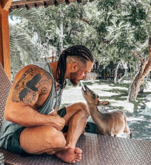 Anthony Amar Instagram - 🦌🤍 𝒰𝓃 𝓅𝑒𝓊 𝒹𝑒 𝒹𝑜𝓊𝒸𝑒𝓊𝓇 🤍🦌
_____________________
#AARMY #bali #canggu #indonesia #viking #animals