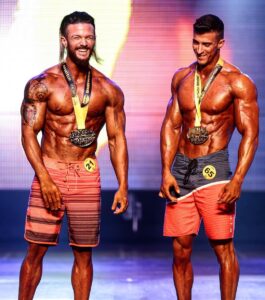 Anthony Amar Instagram - J’ai perdu contre un Champion comme un champion avec le sourire 😀

Ma grande victoire et d’avoir réussi à remonter sur scène avec un physique bien plus travaillé que ces dernières années, un visage moins marqué et un large sourire pour montrer que rien n’est insurmontable car malgré les obstacles j’ai rien lâché et la première place ne c’est joué à rien.

Cet athlète ne démérite pas. Beau gosse, look de surfer, Baby face et physique solidement travaillé tout ce qui est recherché dans cette catégorie. Quelques années de moins certainement aussi hahahha. Il a enchaîné les titres dans sa catégorie Olympia, monde et autres et pourtant ça c’est joué à rien ✊ donc en soi c’est grosse victoire pour moi.

Je repars donc plus déterminé que jamais car de nombreux compétiteurs et juges sont venus me féliciter pour ma shape, certains sont aussi venu me dire qu’ils me suivent sur les réseaux sociaux et on aimé le fait que je reste souriant tout le temps et accessible mais comme je le dis toujours je suis un athlète avant tout et pas un INFLUENCER ou un gars de TV on s’en balekouille de ça je suis juste un humain qui donne sans compter car j’aime les gens simple, souriant, positif et HUMAIN putin.

Beaucoup aussi avait une image faussée de moi pensant que justement je serai un personnage superficiel des réseaux mais se sont finalement rendu compte que j’étais comme eux un mec qui c’est préparé et à souffert pendant des mois sans savoir si ses efforts allez payer le jour J donc pas de rivalité entre nous ... on est frère on est dans la même galère donc autant se soutenir.

Merci à tous de m’avoir soutenu durant cette préparation, et de m’avoir permis d’apprécier chaque étape de ce voyage. Je reçois des centaines de messages me félicitant pour ma condition physique, mon retour au sommet de ma forme et surtout le MENTAL que j’ai pu adopter depuis ma reprise en main.

Maintenant c’est à mon tour de vous dire encore une fois MERCI pour cet amour et ce soutien. Je repars en préparation pour allez chercher cette CARTE PRO avec @fredericmompoofficiel que je remercie du fond du cœur ainsi que tout mes proches qui se reconnaîtront 👑

JE VOUS KIFF ❤️ #AARMY

#npc #ifbb #mensphysique