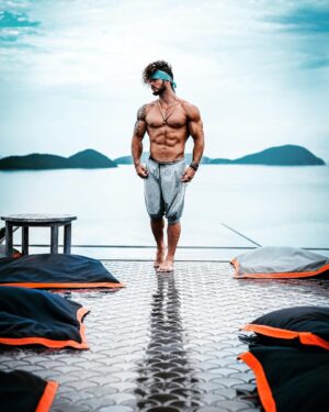 Anthony Amar Instagram - L’une des plus belles vues de Thaïlande ❤️
Vous en pensez quoi de cette photo et de cette vue bordel 🤤
⠀
⠀ ⠀
Décrivez la en un mot....Le premier qui vous vient à l’esprit, lâchez vous même si c’est hors sujet lol ? 👇🏻👇🏻
⠀
⠀ ⠀
#instablogger #blogger #couple #fitcouple #happy #sexy #beast #motivation #beautyandthebeast #muscle #travelblogger #travelphotography  #AARMY #man #happy #beauty #strongissexy #photo #photography #photographer #Phuket #thailand #thai #savage #letsgoeverywhere #tasteintravel
⠀
⠀ ⠀
Residence at @sripanwa #sripanwa #sripanwaphuket  best place in thailand 🇹🇭