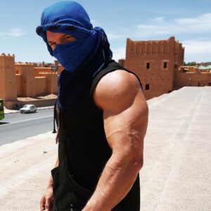 Anthony Amar Instagram - Aid Mabrouk à toute la communauté
Taqabbal-Allâhu minnâ wa minkum 
السلام عليكم و رحمة الله و بركاته
تقبل الله منا ومنكم
___
Après 1 mois de jeûne , et près de deux mois sans entraînements il est temps de reprendre du service à la salle 🙌🏻 et surtout dans le dîne car c’est le coeur qu’il faut muscler avant tout le reste.
___
Vous inquiétez pas je suis pas devenu fou vous me verrez pas aux infos, bon ok ... j’ai appris à faire un missile avec du Dentifrice avec les frères mais pas de panique 😆👌🏻#ramadan #dothraki .
.
Rabbana atina fiddounia hassanatane wa fil akhirati hassanatane, wa qina 'adhabannar.