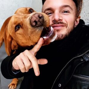 Anthony Amar Instagram - J’aime tellement cette photo 🥰 Cute n’est ce pas ?
___
#dog #cute #animal #animals #puppy #love #aarmy #blogger