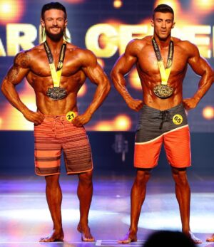 Anthony Amar Instagram - AND THE WINNER IS 🥁

PAS MOI... 😉
Je fini à la seconde place 🥈

Inutile de vous faire patienter plus Longtemps. Je n’ai malheureusement pas réussi à monter sur la plus haute marche du Podium. Je pense ne pas avoir démérité et je suis heureux d’avoir pu monter sur scène après si peu de temps d’entraînement.

J’ai entamé ma transformation physique avec pour simple objectif de revenir à un bon niveau et finalement je suis parvenu à revenir à un niveau surpassant mes anciennes conditions physiques.

Plus gros, Plus sec, plus striés. Je me suis donné du mal pour revenir mais j’y suis parvenu et j’ai pris du PLAISIR à partager avec vous toutes ces étapes. J’ai pris des risques , je suis parti à Bali avant la NPC Nice @ericfavresport Qui a finalement été annulé et j’ai quand même continué de me préparer sans savoir que j’allais venir ici en Espagne. Au final je suis sorti de ma zone de confort et j’ai appris énormément de choses sur moi mais surtout sur la capacité de mon mental à matérialiser ses pensées 💭

J’ai GAGNÉ , j’ai vraiment gagné car j’ai livré le plus dur des combats qui est celui contre soi même, contre ses démons et j’ai osé me relever quand tout me disait de rester couché et d’accepter ma situation.

J’ai gouté à la scène après des années d’absence et j’y ai repris goût plus que jamais. Je vous l’annonce je prépare déjà la prochaine qui arrive à grand pas. Croyez moi je ramènerai cette putin de carte à la MAISON cette tchoin finira dans mon salon ( je parle toujours de la carte pro hein 😂✊) Sur ce je vous laisse sur ces photos de mon LINE UP ( concurrents ) et sans remettre en cause l’avis des juges je pense qu’ils auraient pu faire un effort et me donner la première place car ça se joue à RIEN 😊

Pour dire vrai , je n’ai vu aucun barbu et Bodybuildé se classer, après avoir parler aux juges pour savoir ce que je pouvais améliorer ils m’ont simplement dis que les #Mensphysique ont plus de chances avec une coupe courte et No Beard 🧔🏻 « on veut des bb avec de belles plastiques »

ben pas grave je viendrai avec un physique qui ne laissera même pas de place aux doutes et avec encore plus de barbes et de cheveux 😂

Love U all ❤️👑