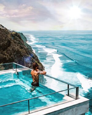 Anthony Amar Instagram - @theedgebali Certainement l’une des plus belles vues de Bali. Je trouve cet endroit magnifique. J’ai hâte de retourner à Bali pour prendre de magnifiques clichés mais surtout pour vivre des moments inoubliables que je ne mettrai pas en scène sur mon instagram.

La plus grande des richesses dans ce monde au delà de l’humain c’est le VOYAGE, partir à la découverte de ce magnifique monde que Dieu nous a laissé et que nous détruisons malheureusement à petit feu... voir à grand feu 🔥 c’est triste de voir à quel point on fait du mal à ce qui nous a été légué pour vivre.

Je fais parti de ces personnes qui pour se sentir vivant on besoin de sentir le MONDE et le parcourir 🌎 Je ne possède pas de grandes richesses mais malgré tout je suis riche des expériences que Dieu m’a permit de vivre, bonnes comme mauvaises elles m’ont appris à évaluer la richesse DU MOMENT PRÉSENT, vivre intensément ce moment où vous sentez le bonheur vous envahir car vous êtes placé un INSTANT HORS DU TEMPS et que vous ne paraissez pas mais vous ÊTES.

Je vous souhaite sincèrement de parcourir le monde, où plus simplement de profiter de ce moment présent chaque fois que vous sentez cette sérénité vous envahir.

Soyons reconnaissant, soyons humains et solidaire dans un monde qui nous pousse à ne penser qu’argent, comparaison, et égoïsme. Il est important de prendre conscience que nous avons de la chance même quand nous sommes éprouvés car c’est dans ces instants que l’on grandit, qu’on progresse mais également qu’on apprend de quel bois on est fait.

#AARMY

Ps: Comment trouvez vous cette photo ?
Perso je la trouve MAGIQUE ❤️ yessss

#bali #canggu #theedgebali #seminyak #ubud