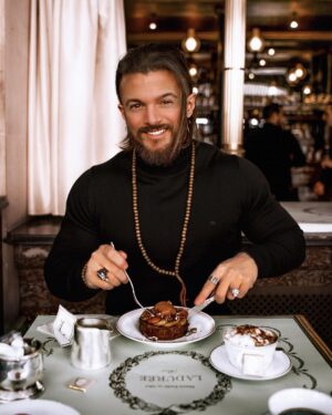 Anthony Amar Instagram - Quel est votre petit déjeuné préféré ?
Pour moi c’était un petit pain perdu de chez @maisonladuree .
Ça me rappel mon enfance et les petits déjeuné qu’on pouvait faire avec peu de moyens mais beaucoup d’amour ❤️
__
Et vous c’était quoi votre kiff étant petit ?
.
.
#ootdmen #stylemen #outfit #outfitoftheday #outfitinspiration #streetfashion #AARMY #modamasculina #fashionstyle #casualstyle #casual #streetwear #fashionformen #menwithstyle #menwithstreetstyle #mensfashion #menfashion #mensstyle #menstyle #streetstyle #fashiorismo #styleiswhat #beardman #beardstyle