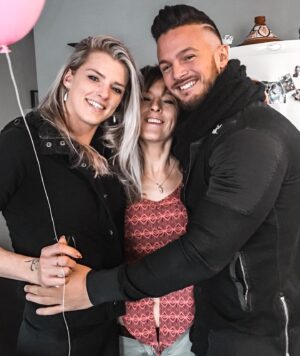 Anthony Amar Instagram - 𝙇’𝙞𝙢𝙥𝙤𝙧𝙩𝙖𝙣𝙘𝙚 𝙙𝙚 𝙡𝙖 𝙛𝙖𝙢𝙞𝙡𝙡𝙚
Cette famille que vous voyez pourrait sembler en tout point heureuse et pourtant... Pourtant ces 3 être ont souvent vécu avec très peu de moyens et parfois beaucoup de violences de la part des courageux hommes qui ont pu entrer dans nos vies.

Ils ont toujours habité de petits logements sociaux faute de moyen et toujours eu pour habitude de ne pouvoir compter que sur eux. Certains de nos Noëls se passaient modestement ( et c’était les plus beaux ) sans trop rien à s’offrir si ce n’est beaucoup d’amour et de chaleur et certains étaient un peu plus « conventionnel » car notre maman voulait toujours nous offrir le meilleur quitte à se priver de toutes choses lui étant utile.

Cette maman que vous voyez la a toujours tout fait pour nous éduquer du mieux qu’elle a pu, seule, avec un revenu minimum, en SURVIVANT sans jamais nous faire ressentir le manque car c’est elle qui se privait pour NOUS.

Je l’ai vu sacrifier des repas pour qu’on puisse manger, je l’ai vu pleurer des nuits entières pour nous permettre une issue favorable, je l’ai vu affronter l’homme qui me faisait du mal et recevoir ce mal à ma place ou le partager avec moi.

J’ai eu la chance d’être élevé par une LIONNE qui n’a jamais faibli et qui a donné naissance à des lions. J’ai souvent du me battre pour ma famille étant le seul homme de la maison et j’ai du assumer le rôle d’un paternel de part mon « autorité » ma maturité et ma présence physique qui se devait d’être parfois autoritaire, mais surtout bienveillante et protectrice.

Aujourd’hui après énormément d’épreuves ma maman qui a toujours été forte se laisse mourir, elle qui était si souriante se retrouve en larmes et anorexique, son dos opéré 3 fois la limite dans ses mouvements, elle s’affame et ne dors plus depuis des mois et aujourd’hui notre famille se brise petit à petit ... malgré tout je ne lâcherai rien et je vais continuer avec l’aide de ma sœur et de nos proches à soigner La femme que j’aime le plus avant de me lever un jour dans la peur d’être totalement orphelin.

Merci à tous pour vos messages aujourd’hui 💔 on continue de se battre et on espère sourire à nouveau tous ensemble ✊loin de cette maladie