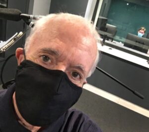 Anthony Daniels Instagram - You probably don’t recognise me because of the black mask. Strangely, I’ll have to take it off now, to work. Normally, I’d put one on. But it would be a different colour.
#sideuk #mask #c3po #iamc3po #starwars