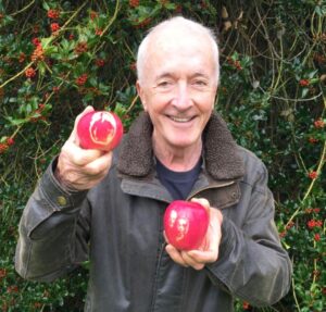 Anthony Daniels Instagram - How do you like them apples?
Terrific, but they should have been Golden Delicious...
Thanks to Pascal and the gardeners at Laquenexy.
#jardinsfruitierslaquenexy #laquenexy #iamc3po #c3po #starwars #apples