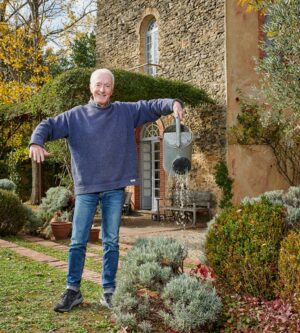 Anthony Daniels Instagram - PM photographer, Manuel, snapped me clowning around, but the pic ended up on the cutting room floor…
photo Manuel Lagos Cid for @manuellagoscid @parismatch 
https://www.parismatch.com/Culture/Cinema/Anthony-Daniels-J-ai-travaille-moi-meme-pour-donner-a-C-3PO-cette-touche-tres-british-1712761
#jesuisc3po #threepio #wateringcan #iamc3po @huginnetmuninn @parismatch_magazine