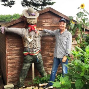 Anthony Daniels Instagram - Paid another visit to my old friend yesterday. Five months on and we’re still looking for the cowardly lion.
#thewizardofoz #tinman #scarecrow #cowardlylion #regentspark #regentsparkallotmentgarden #iamc3po #c3po #allotmentgarden