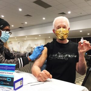 Anthony Daniels Instagram - Droids don’t get Covid.
But humans do.
Please… 
Get vaccinated, too.
My thanks to Dr Aboi and the NHS UK
#vaccination #nhs #iamc3po #mask #c3po #goldmask