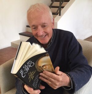 Anthony Daniels Instagram - Enfin! Le livre est arrivé et je l'adore! Vous pouvez obtenir votre copie à partir de DEMAIN.
Publishers of the Galaxy – this book is needed in 5,999,996 further forms of communication!
#jesuisc3po @huginnetmuninn @dkbooks #starwars #iamc3po #c3po @dkbookscanada