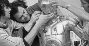 Anthony Daniels Instagram - @tzargotha asks if I have pics of my first team on A New Hope. There are several in the book. And stories of the early days.
Here Maxi (Phil McDonald), #jimmarlow and Norman Reynolds are struggling to get Threepio’s head on.
#anewhope #c3po #threepio #iamc3potheinsidestory @dkbooks @starwars #tatooine
