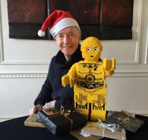 Anthony Daniels Instagram - MERRY CHRISTMAS TO ALL FROM THREEPIO AND ME!
MAY THE FESTIVITIES BE WITH YOU!
#merrychristmas #threepio #c3po #iamc3po #presents #santa #lego