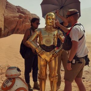 Anthony Daniels Instagram - Remembering my lovely team, Joe, Sophie and Simon. Each time, before I went on set, Joe polished Threepio’s face to be sure he was looking his best.
#wadirum @annieleibovitz @vanityfair #theriseofskywalker #c3po #threepio @starwars #bb8